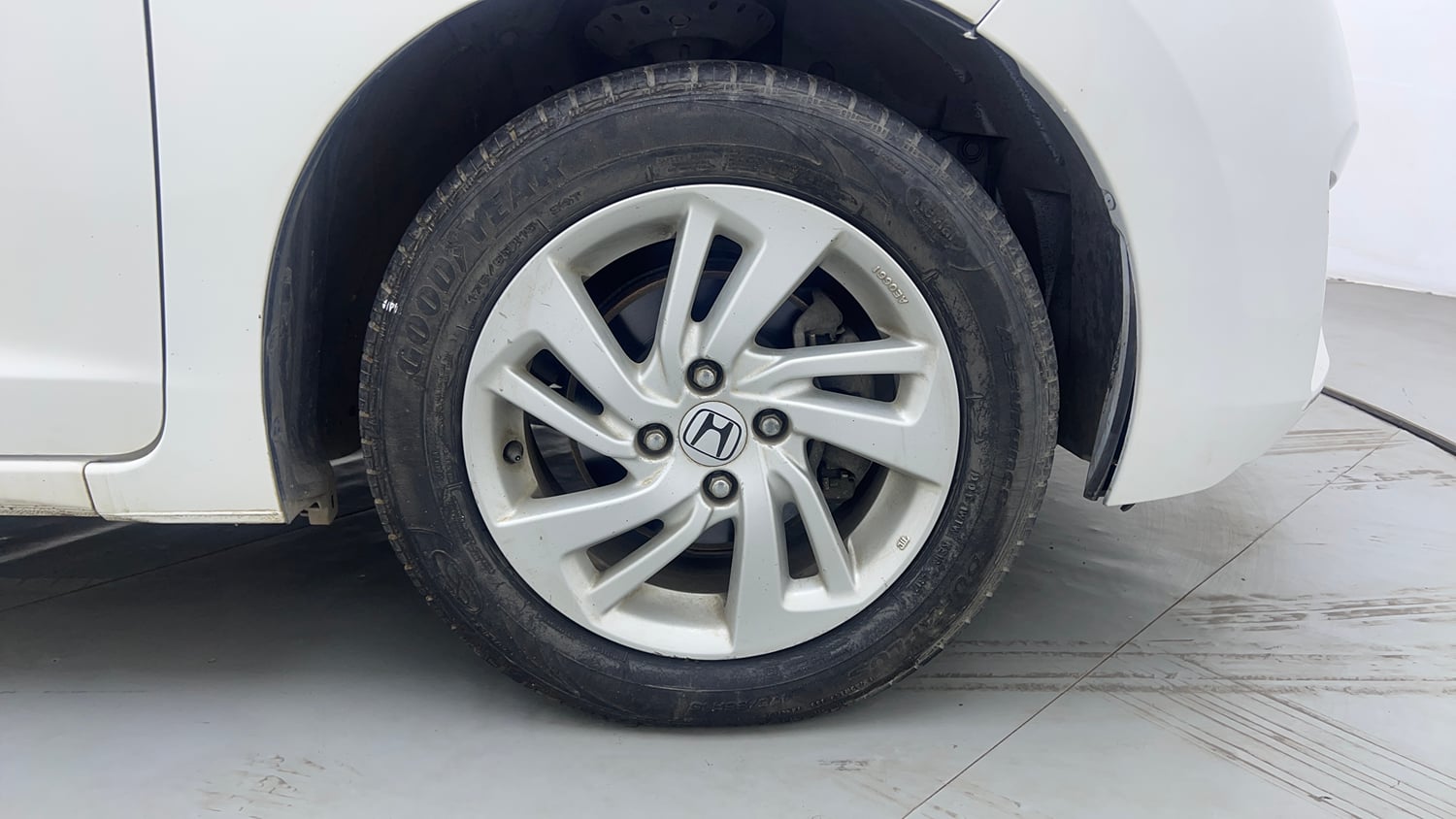 Used 2015 Honda Jazz V Petrol Petrol Manual tyres RIGHT FRONT TYRE RIM VIEW