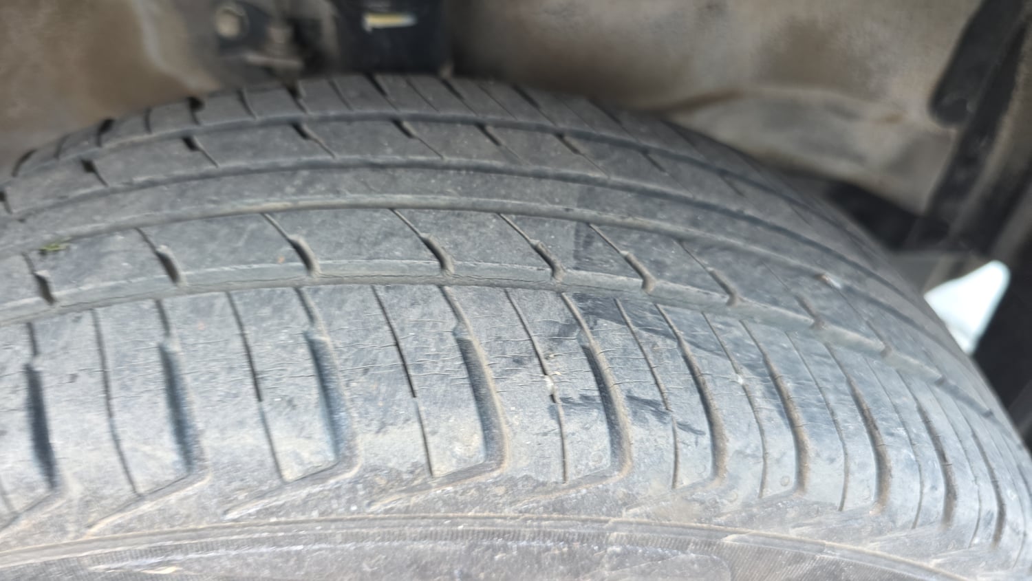 Used 2017 Maruti Suzuki Wagon R 1.0 VXI AMT Petrol Automatic tyres RIGHT FRONT TYRE TREAD VIEW