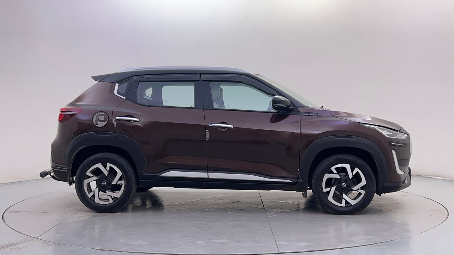 Used 2022 Nissan Magnite XV Turbo CVT Dual Tone Petrol Automatic exterior RIGHT SIDE VIEW