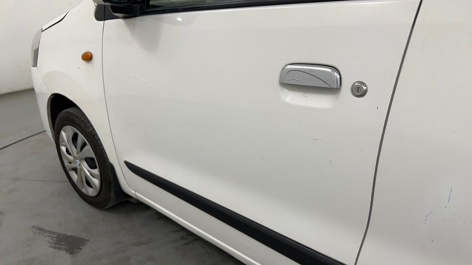 Used 2016 Maruti Suzuki Wagon R 1.0 VXI AMT Petrol Automatic dents MINOR SCRATCH