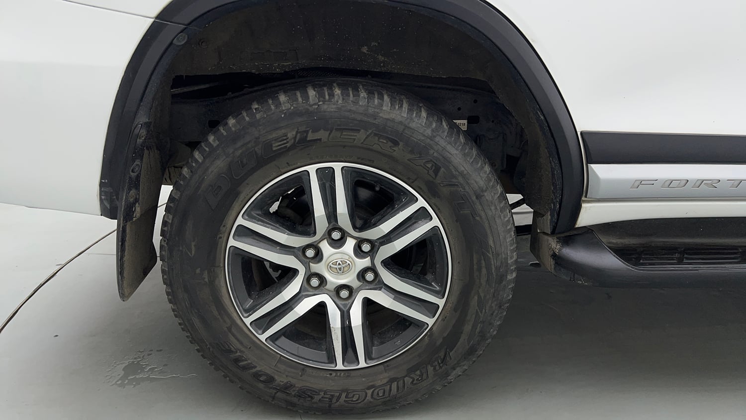 Used 2024 Toyota Fortuner 4X2 AT 2.7 Petrol Petrol Automatic tyres RIGHT REAR TYRE RIM VIEW