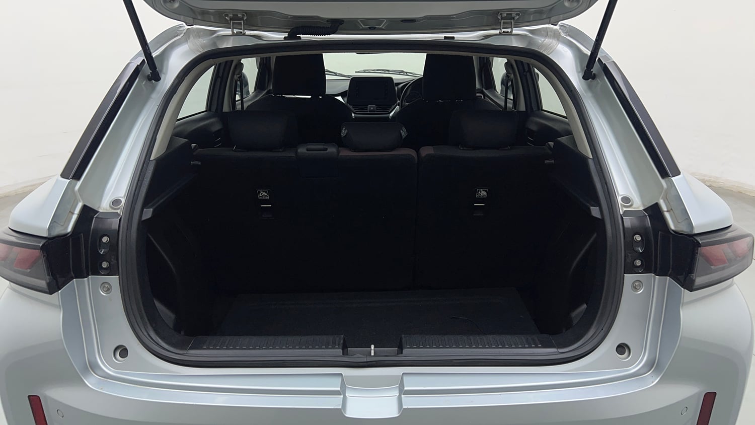 Used 2023 Maruti Suzuki Fronx Delta Plus 1.2L MT Petrol Manual interior DICKY INSIDE VIEW