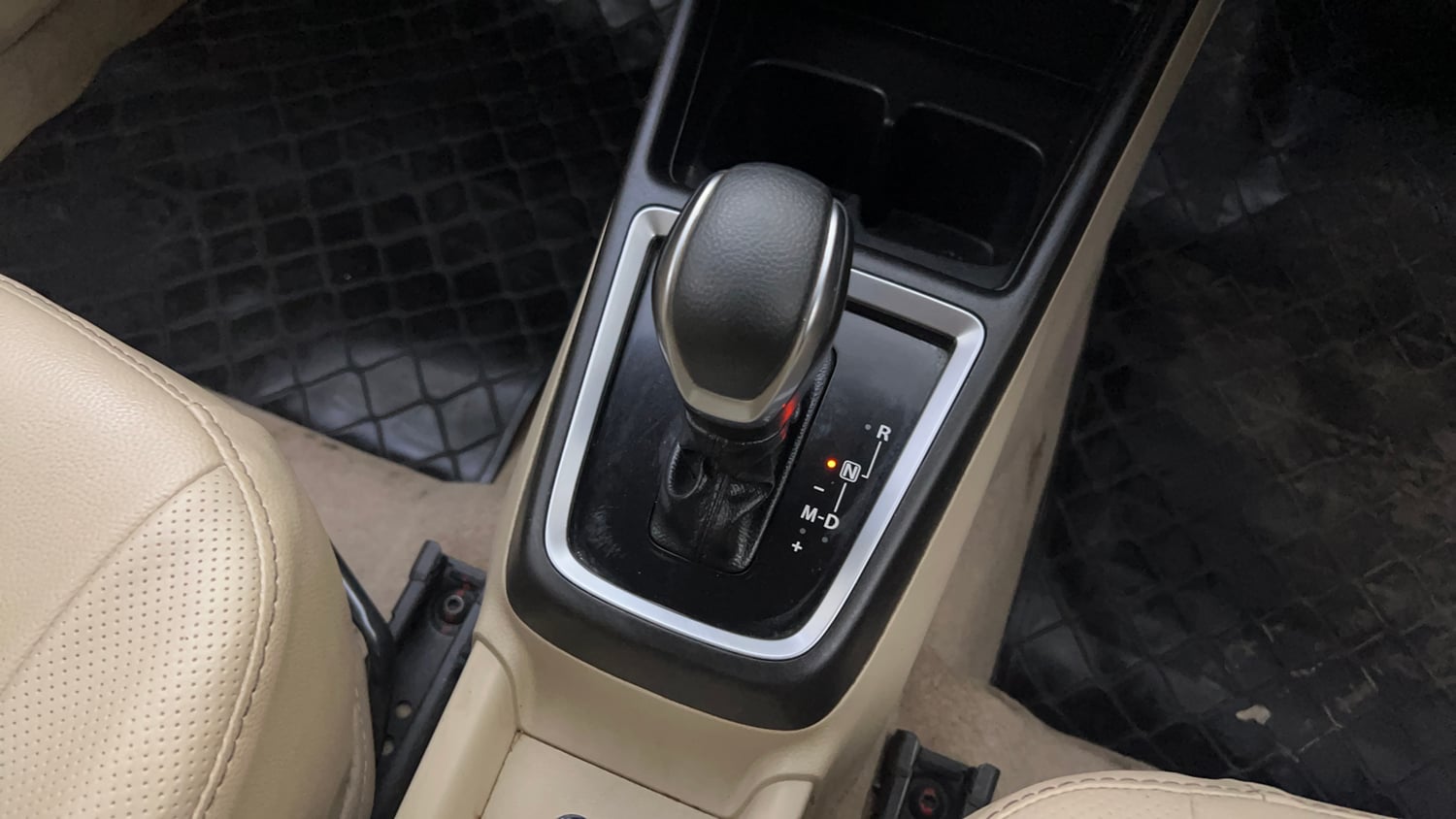 Used 2017 Maruti Suzuki Dzire VDi AMT Diesel Automatic interior GEAR  KNOB VIEW