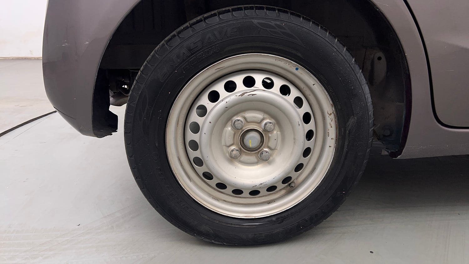 Used 2013 Honda Brio E MT Petrol Manual tyres RIGHT REAR TYRE RIM VIEW