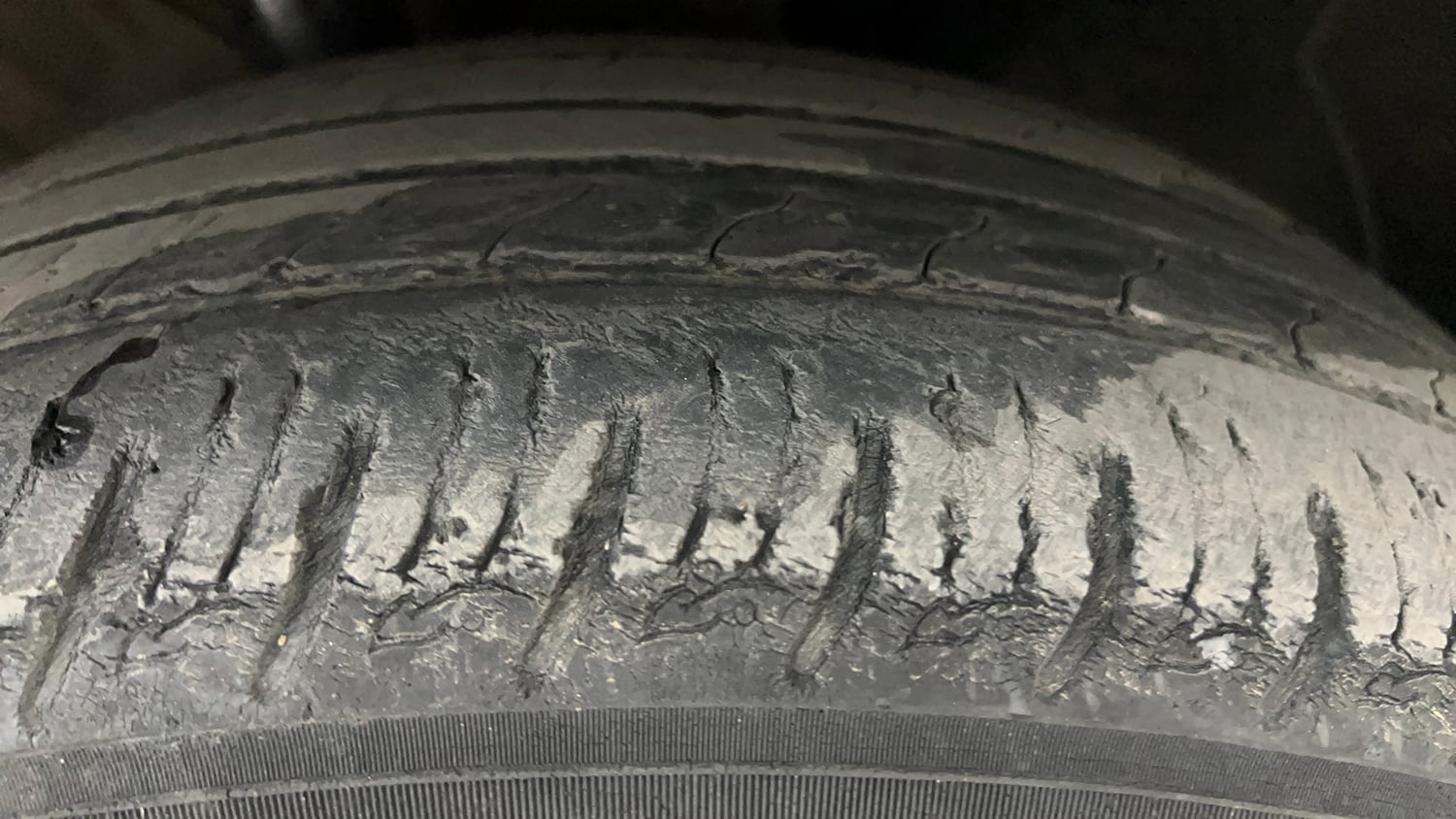 Used 2021 Hyundai Venue SX Plus 1.0 Turbo DCT Petrol Automatic tyres RIGHT FRONT TYRE TREAD VIEW