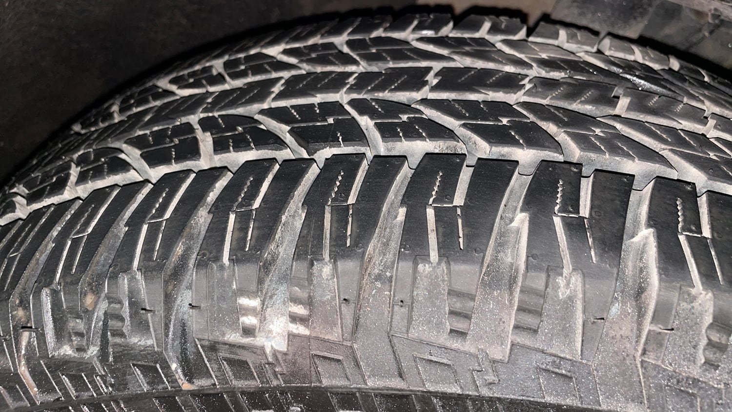 Used 2022 Mahindra XUV700 AX 3 Petrol MT 5 STR Petrol Manual tyres LEFT FRONT TYRE TREAD VIEW