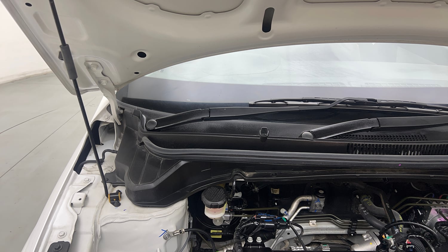 Used 2024 Hyundai i20 Sportz (O) 1.2 IVT Petrol Automatic engine ENGINE RIGHT SIDE HINGE & APRON VIEW