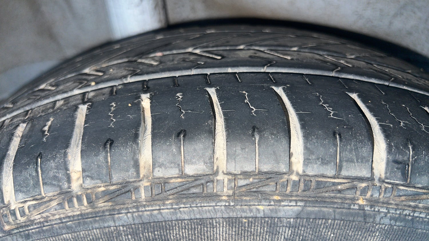 Used 2015 Honda Jazz V Petrol Petrol Manual tyres RIGHT REAR TYRE TREAD VIEW