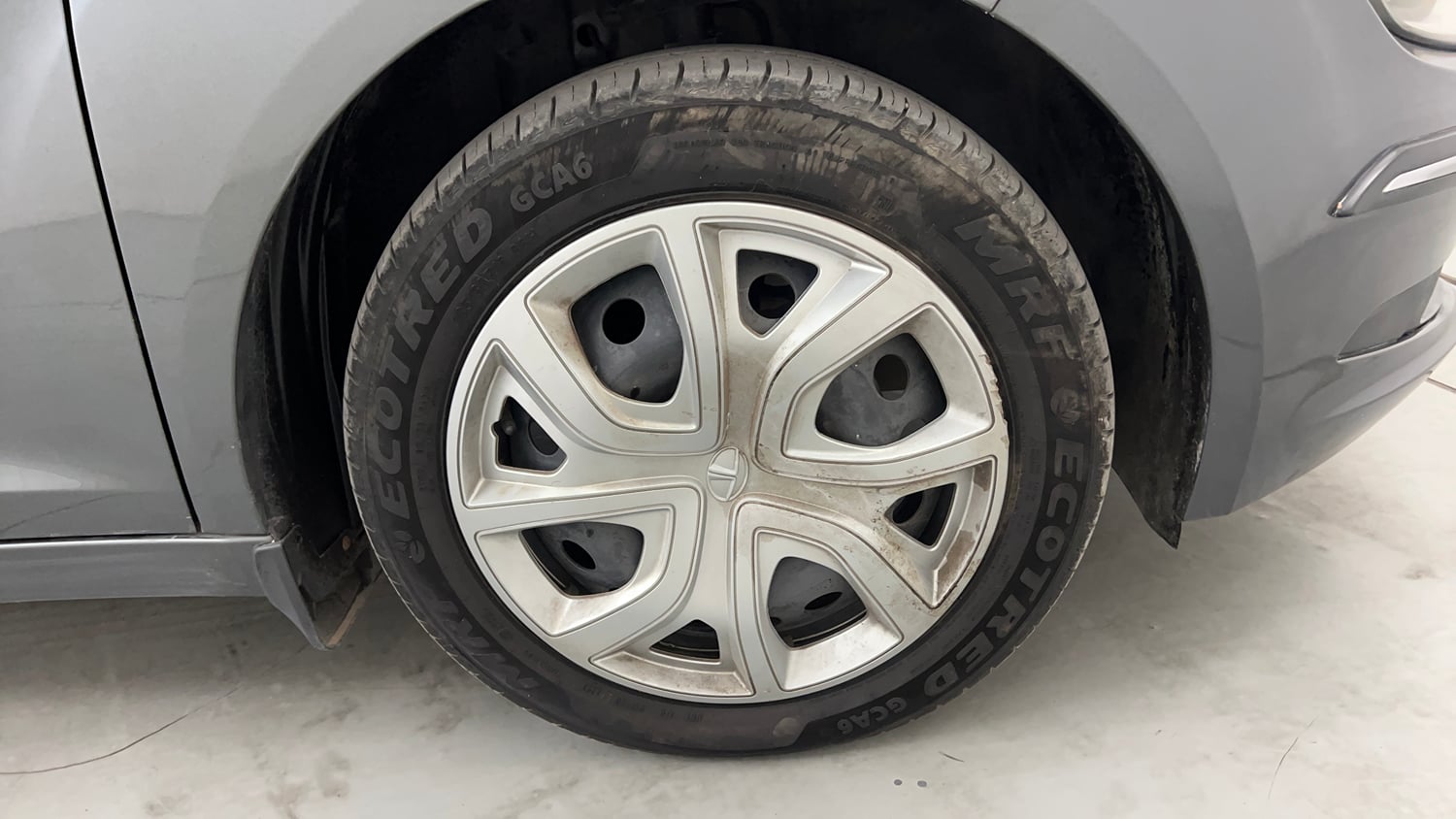 Used 2023 Tata Altroz XM Plus Petrol Petrol Manual tyres RIGHT FRONT TYRE RIM VIEW