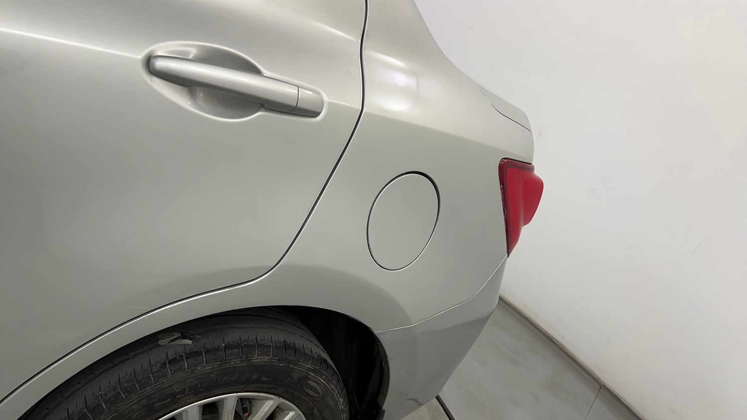 Used 2017 Maruti Suzuki Dzire ZXi AMT Petrol Automatic dents MINOR SCRATCH