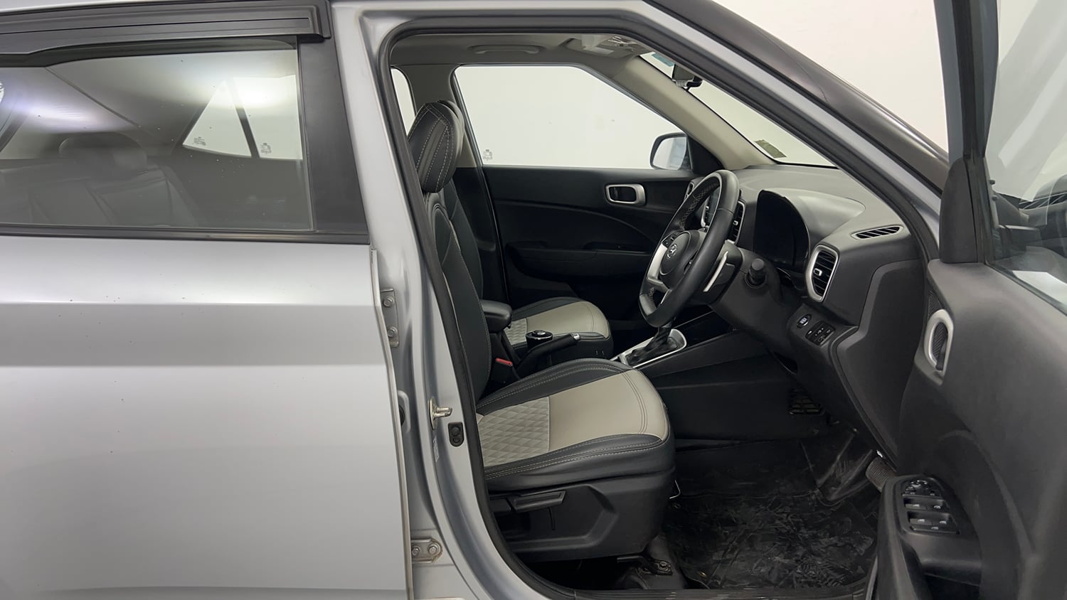 Used 2021 Hyundai Venue SX Plus 1.0 Turbo DCT Petrol Automatic interior RIGHT SIDE FRONT DOOR CABIN VIEW