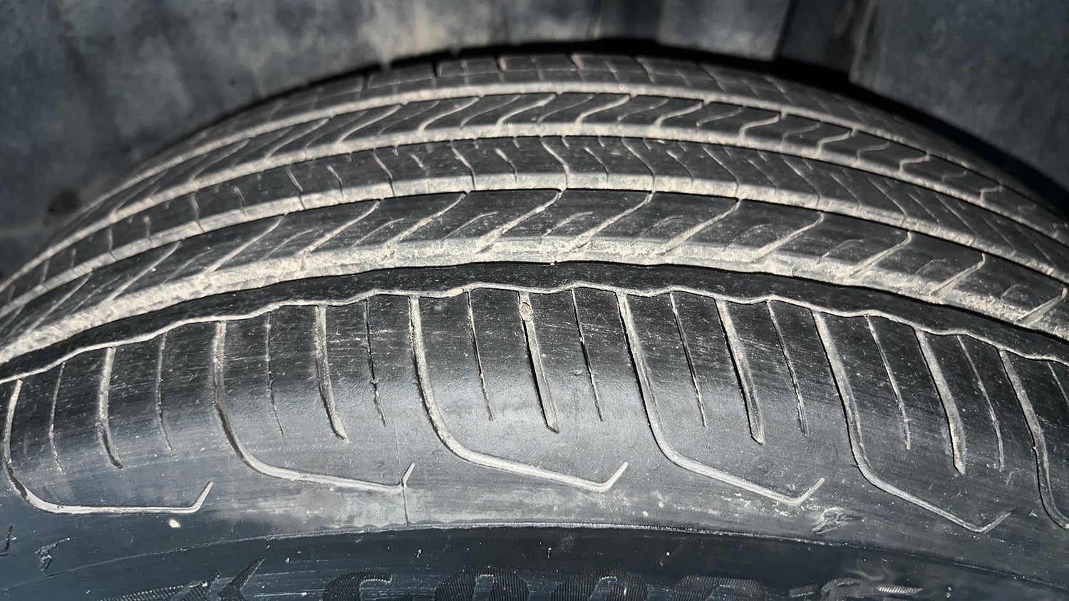 Used 2023 Maruti Suzuki Fronx Delta Plus 1.2L MT Petrol Manual tyres LEFT REAR TYRE TREAD VIEW