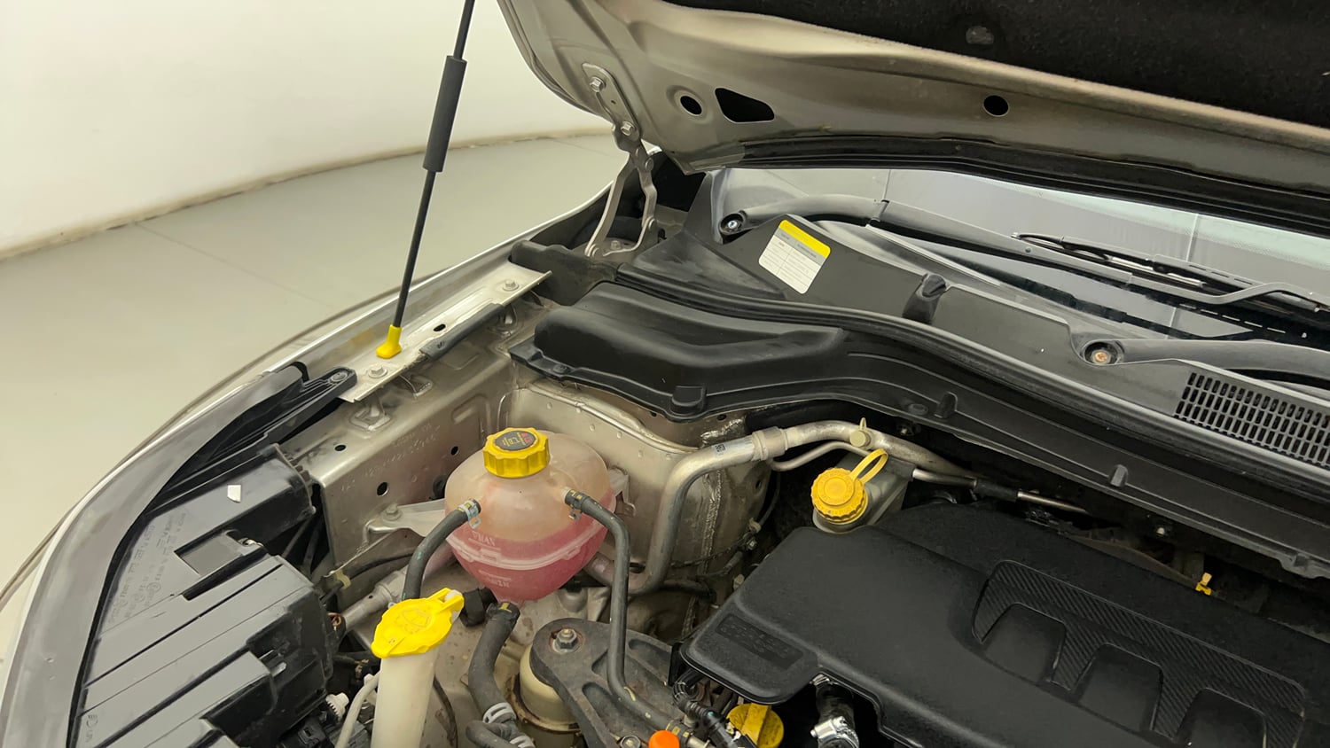 Used 2019 Mahindra XUV 300 1.2 W8 (O) Petrol Manual engine ENGINE RIGHT SIDE HINGE & APRON VIEW