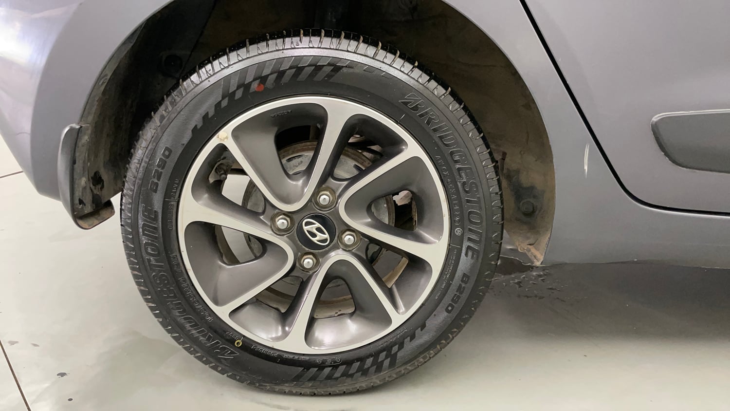 Used 2019 Hyundai Grand i10 Sportz AT 1.2 Kappa VTVT Petrol Automatic tyres RIGHT REAR TYRE RIM VIEW