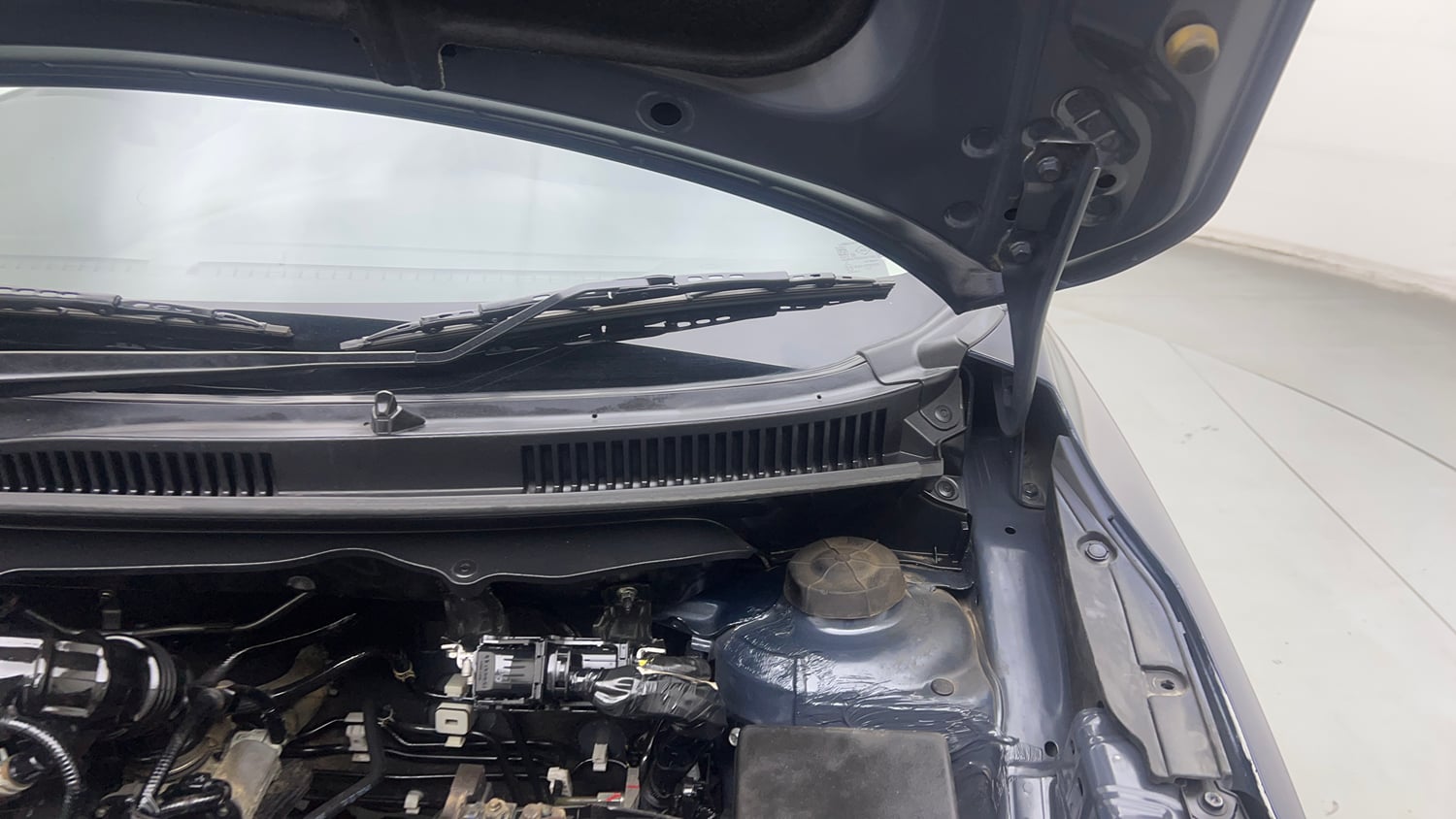 Used 2025 Maruti Suzuki Baleno Sigma MT Petrol Manual engine ENGINE LEFT SIDE HINGE & APRON VIEW