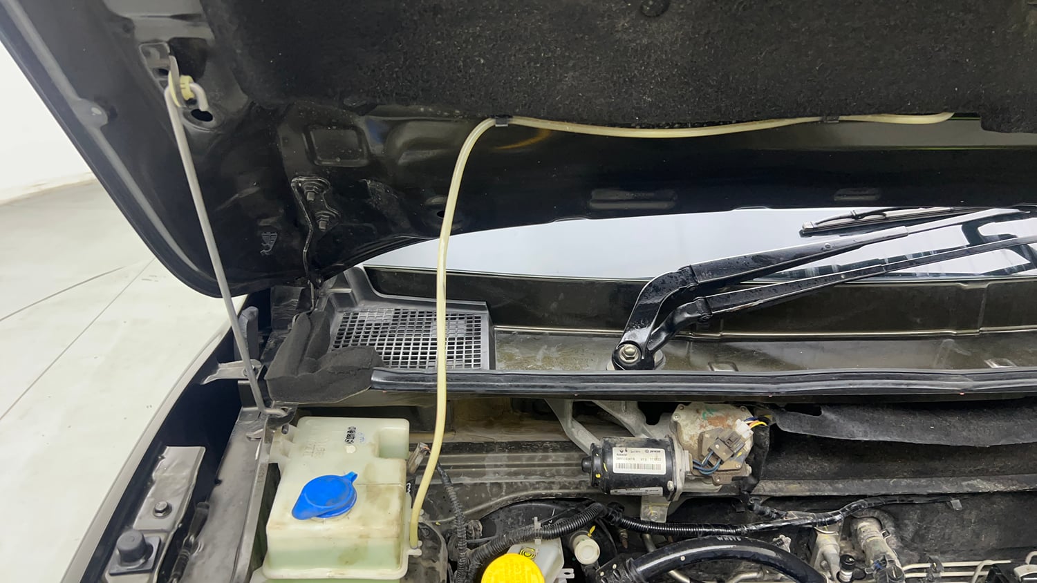Used 2023 Renault Kwid RXT 1.0 Petrol Manual engine ENGINE RIGHT SIDE HINGE & APRON VIEW