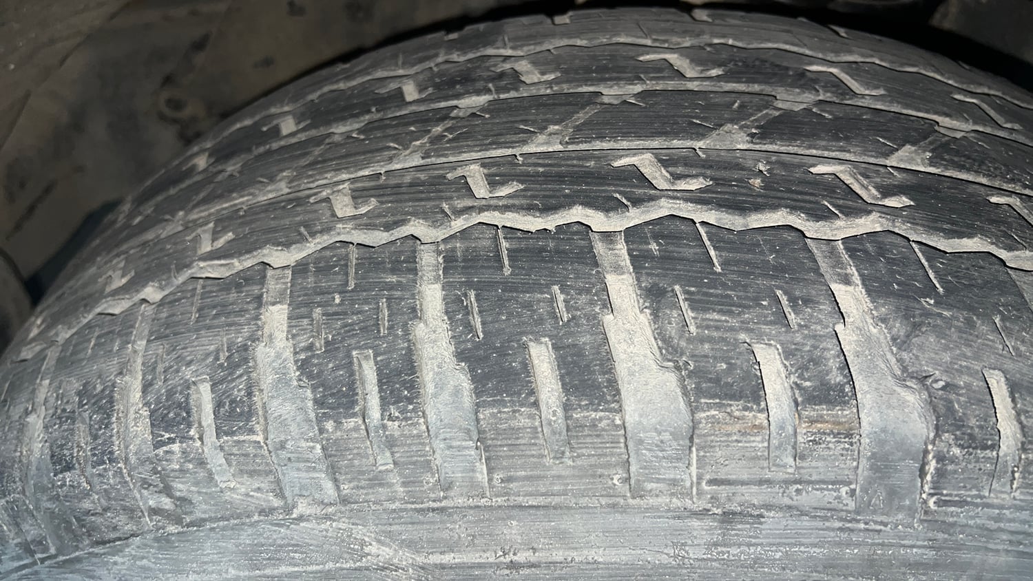 Used 2024 Toyota Fortuner 4X2 AT 2.7 Petrol Petrol Automatic tyres RIGHT FRONT TYRE TREAD VIEW