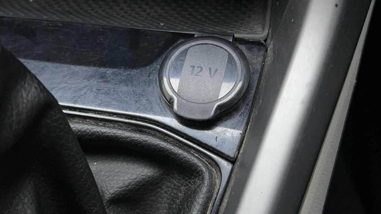 Used 2022 Volkswagen Taigun Highline 1.0 TSI AT Petrol Automatic top_features Wireless phone charging
