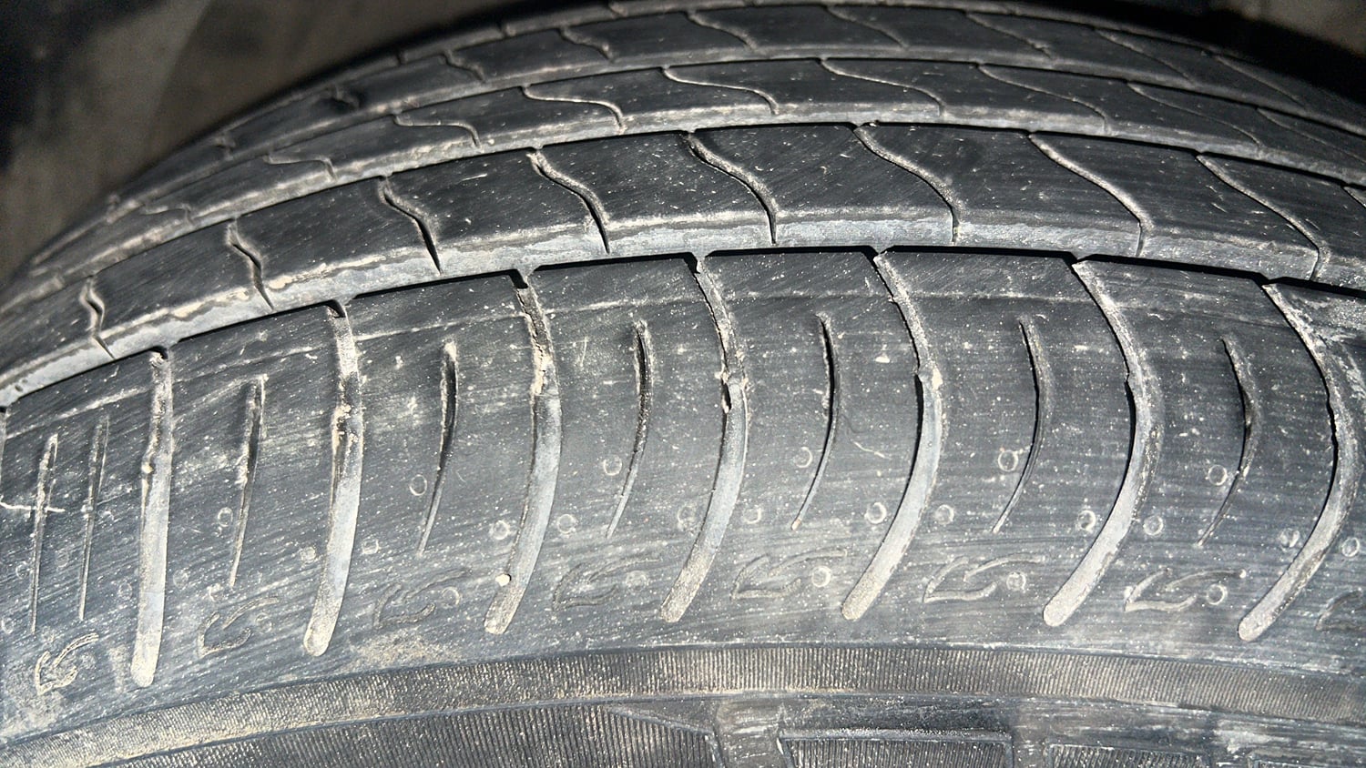 Used 2025 Mahindra XUV 3XO AX5 1.2 Petrol Petrol Manual tyres RIGHT FRONT TYRE TREAD VIEW