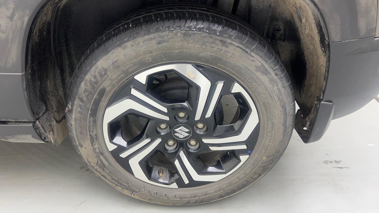 Used 2023 Maruti Suzuki Brezza ZXi Plus AT Petrol Automatic tyres LEFT REAR TYRE RIM VIEW