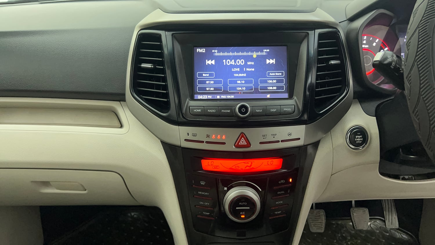 Used 2019 Mahindra XUV 300 1.2 W8 (O) Petrol Manual interior MUSIC SYSTEM & AC CONTROL VIEW