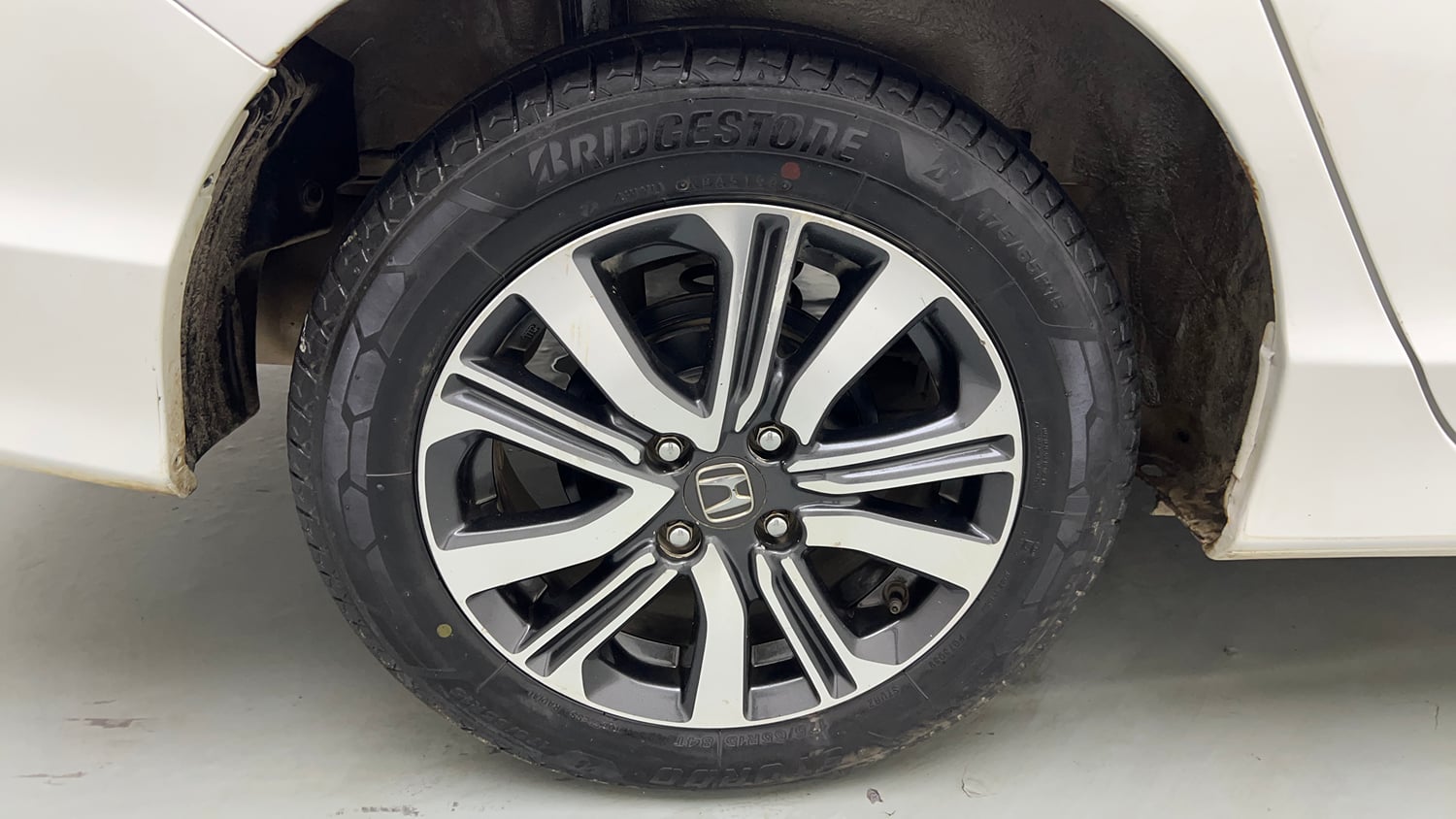 Used 2022 Honda City 4th Generation V Petrol Petrol Manual tyres RIGHT REAR TYRE RIM VIEW