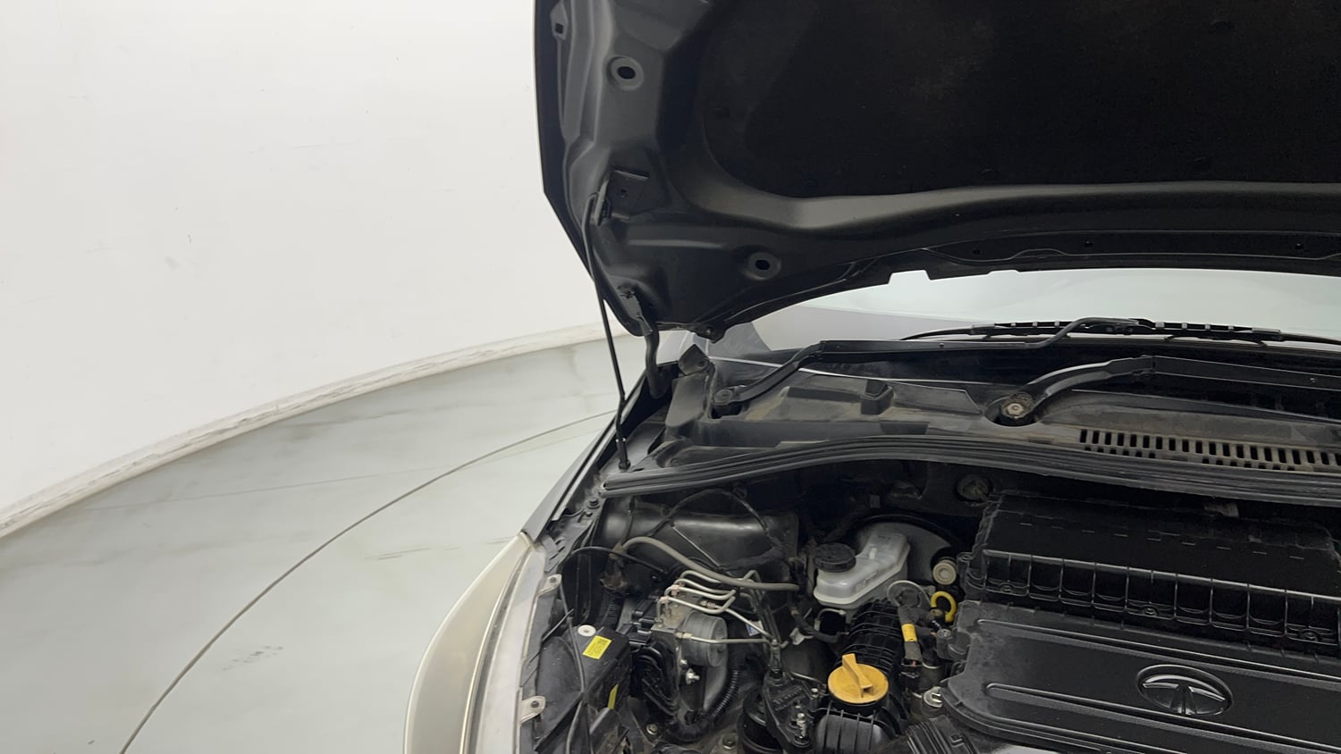 Used 2020 Tata Tiago XZ Plus Petrol Manual engine ENGINE RIGHT SIDE HINGE & APRON VIEW