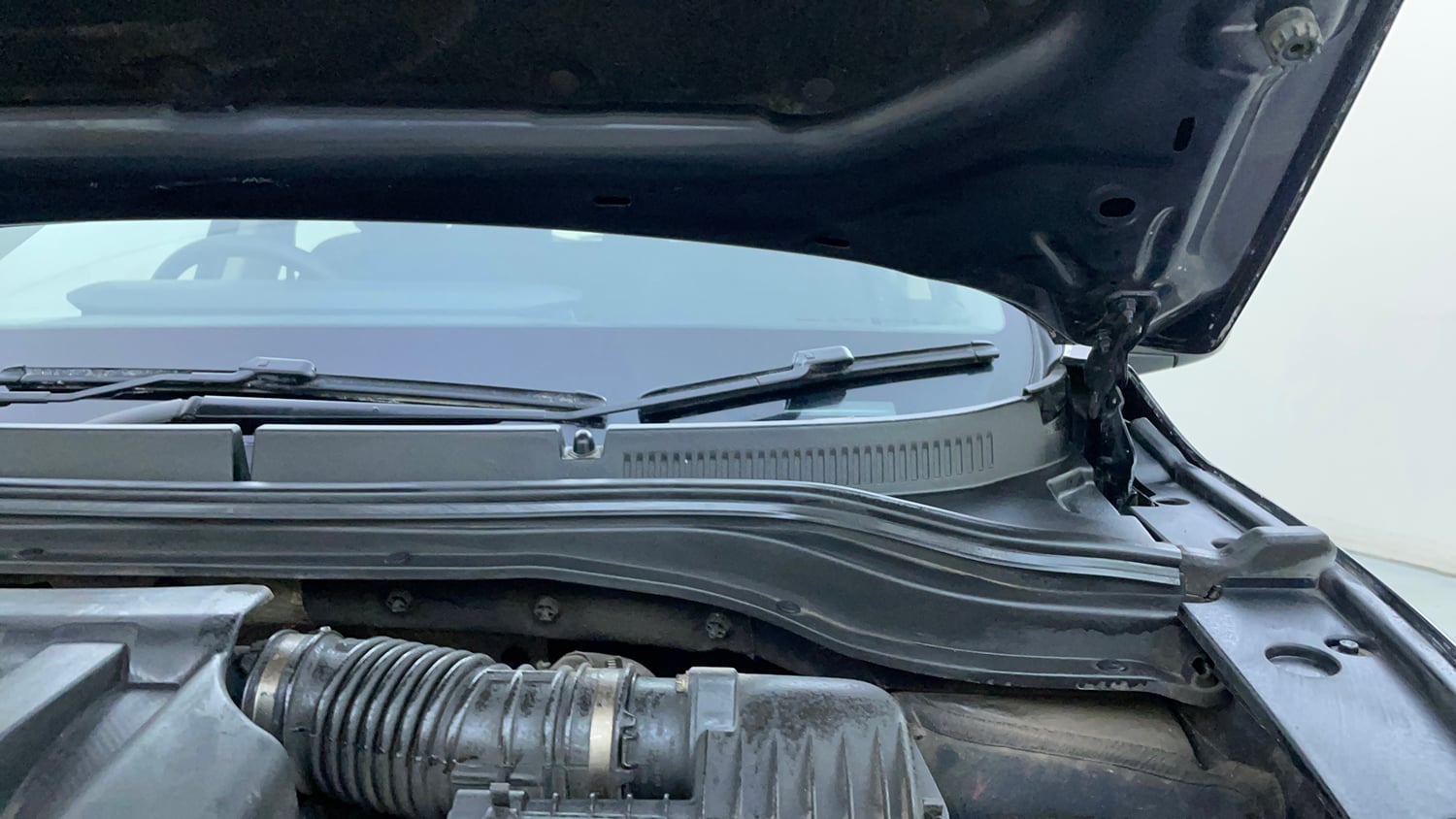 Used 2022 Mahindra XUV700 AX 3 Petrol MT 5 STR Petrol Manual engine ENGINE LEFT SIDE HINGE & APRON VIEW