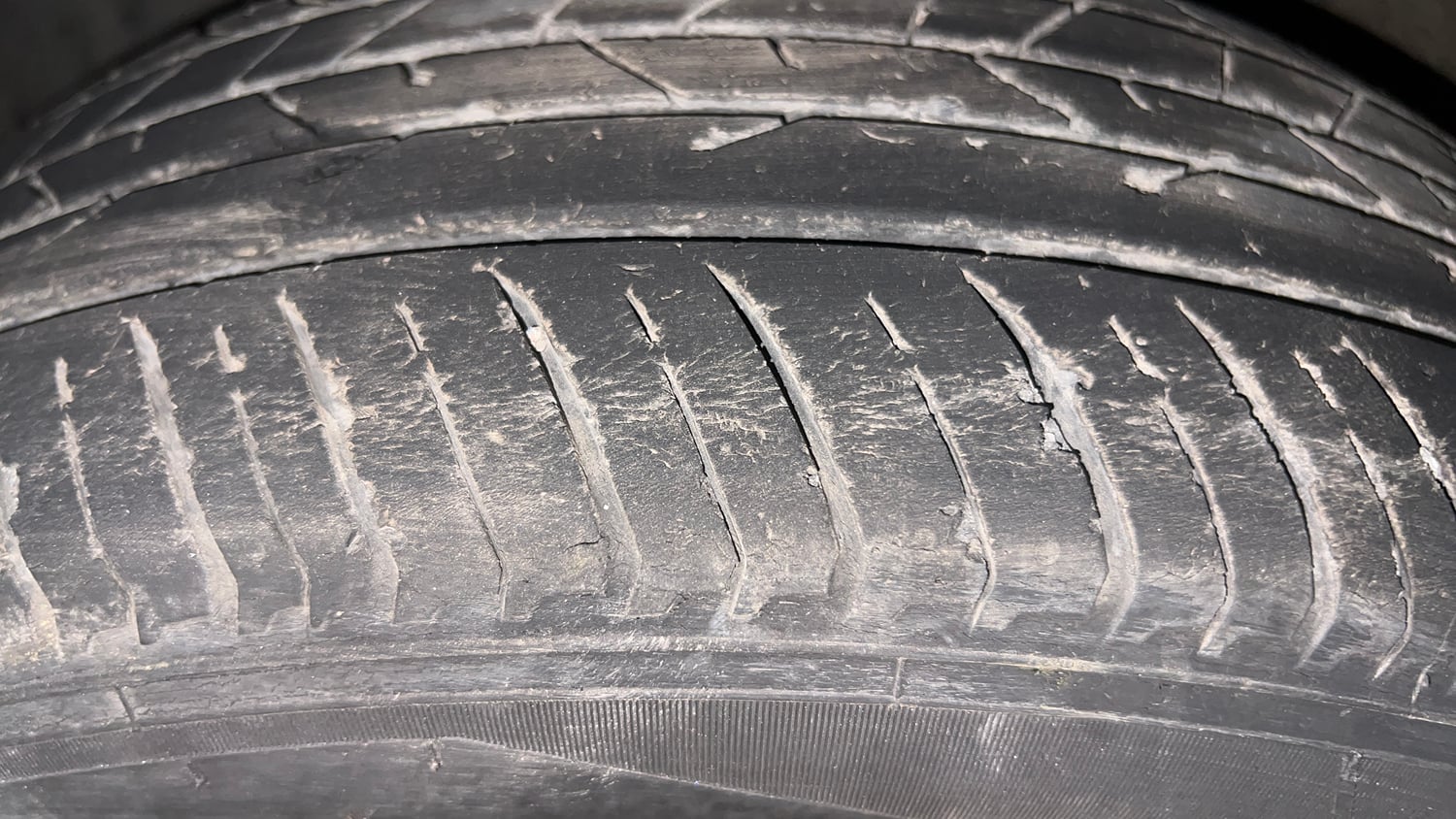 Used 2022 Nissan Magnite XV Turbo CVT Dual Tone Petrol Automatic tyres LEFT FRONT TYRE TREAD VIEW