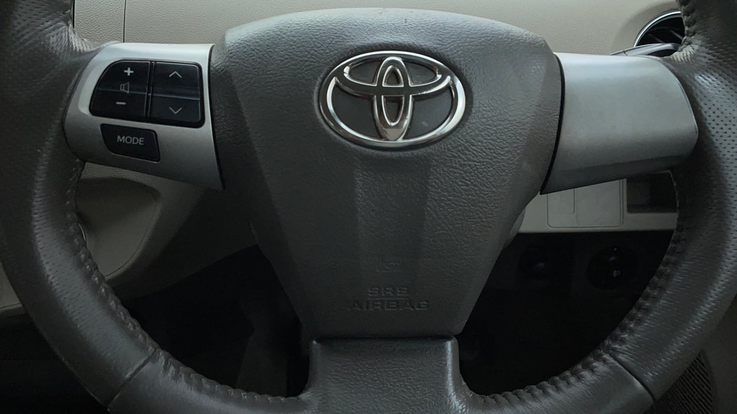 Used 2013 Toyota Etios V Petrol Manual top_features Airbags