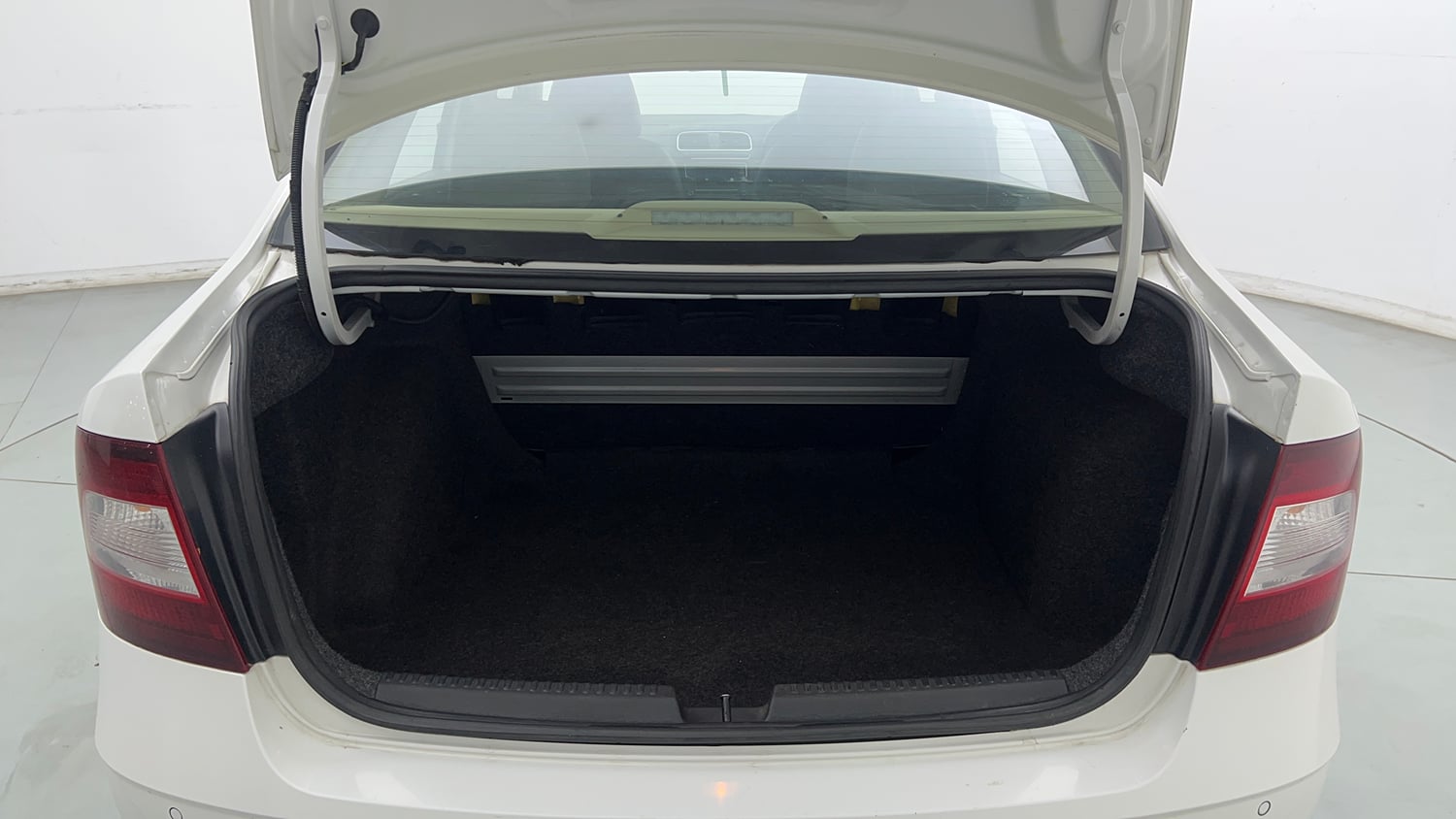 Used 2019 Skoda Rapid Ambition 1.6 MPI Petrol Manual interior DICKY INSIDE VIEW
