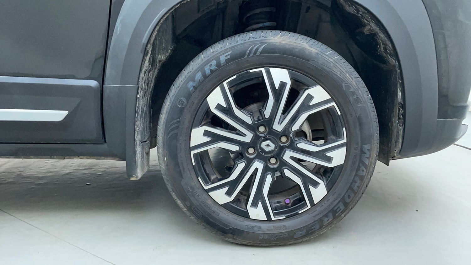 Used 2024 Renault Kiger RXZ MT Petrol Manual tyres RIGHT FRONT TYRE RIM VIEW