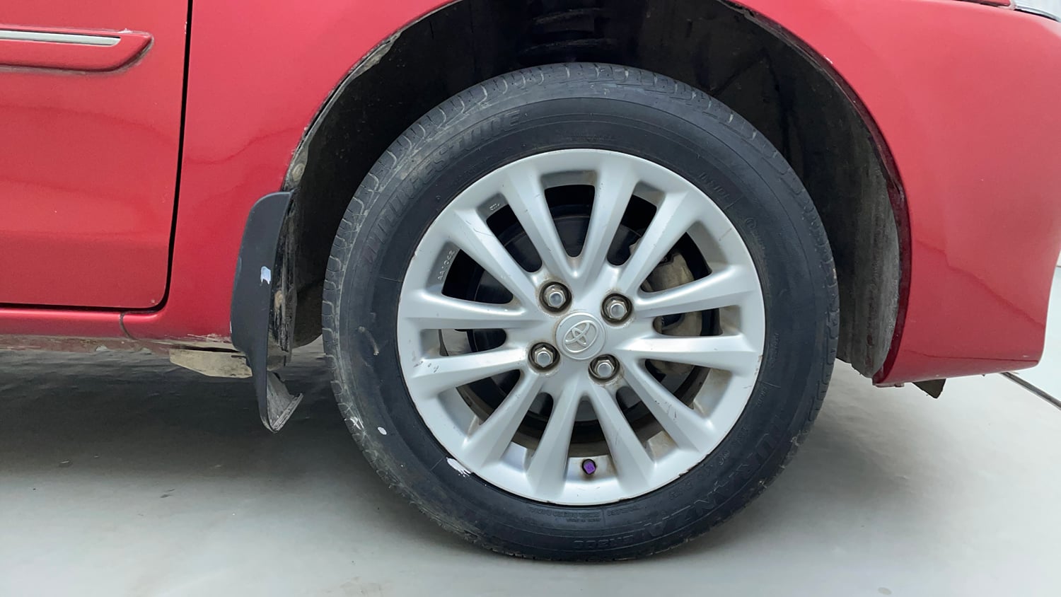 Used 2013 Toyota Etios V Petrol Manual tyres RIGHT FRONT TYRE RIM VIEW