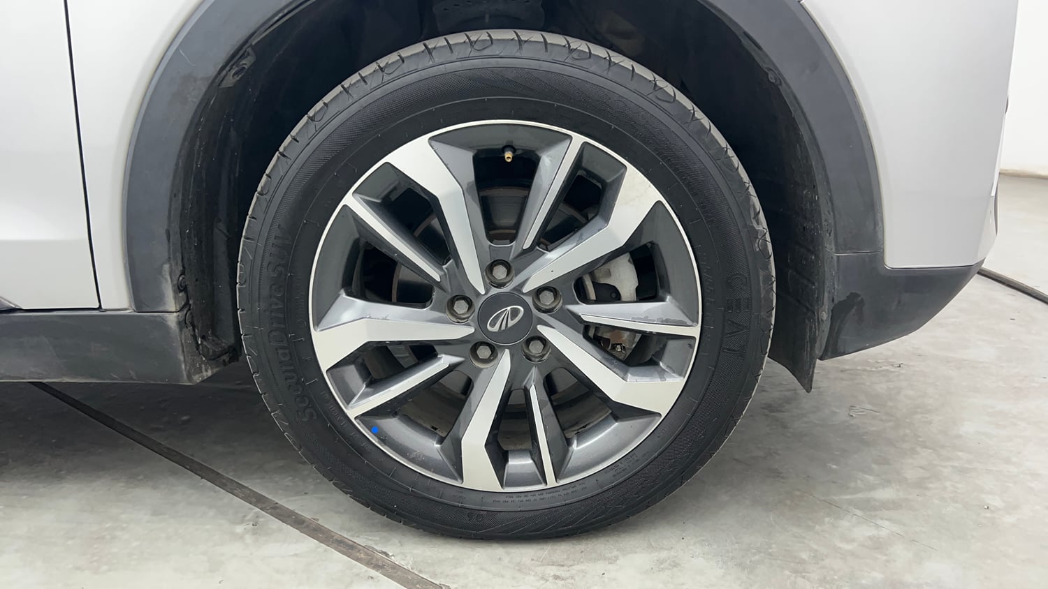 Used 2019 Mahindra XUV 300 1.2 W8 (O) Petrol Manual tyres RIGHT FRONT TYRE RIM VIEW
