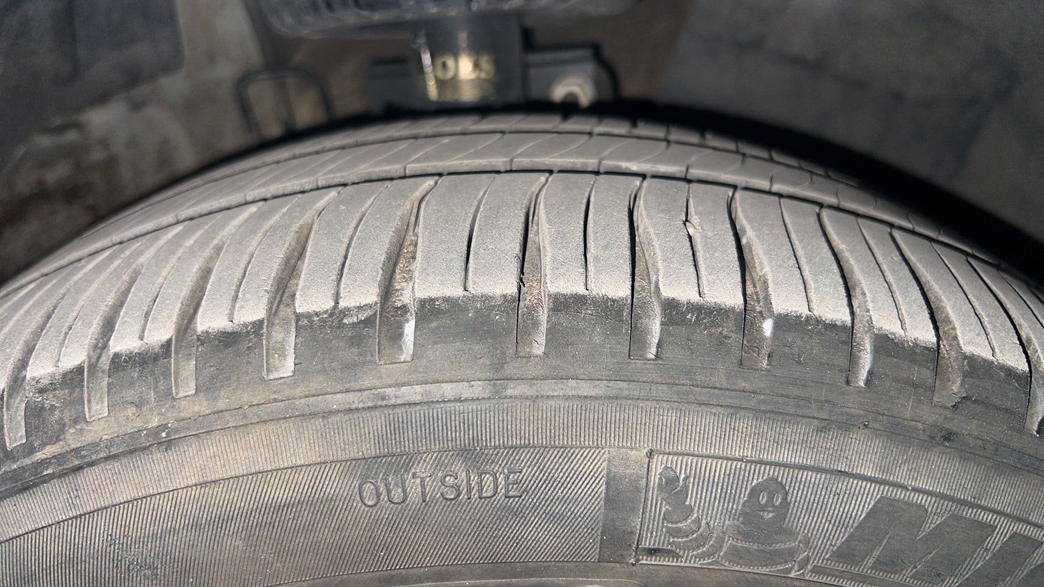 Used 2016 Volkswagen Ameo Highline1.2L (P) Petrol Manual tyres RIGHT FRONT TYRE TREAD VIEW