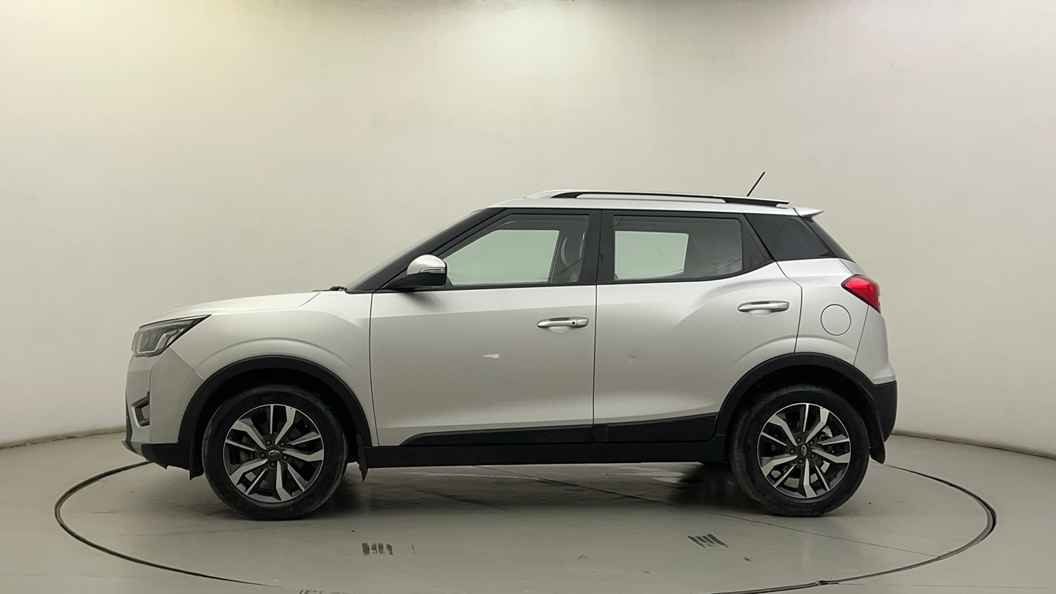Used 2019 Mahindra XUV 300 1.2 W8 (O) Petrol Manual exterior LEFT SIDE VIEW