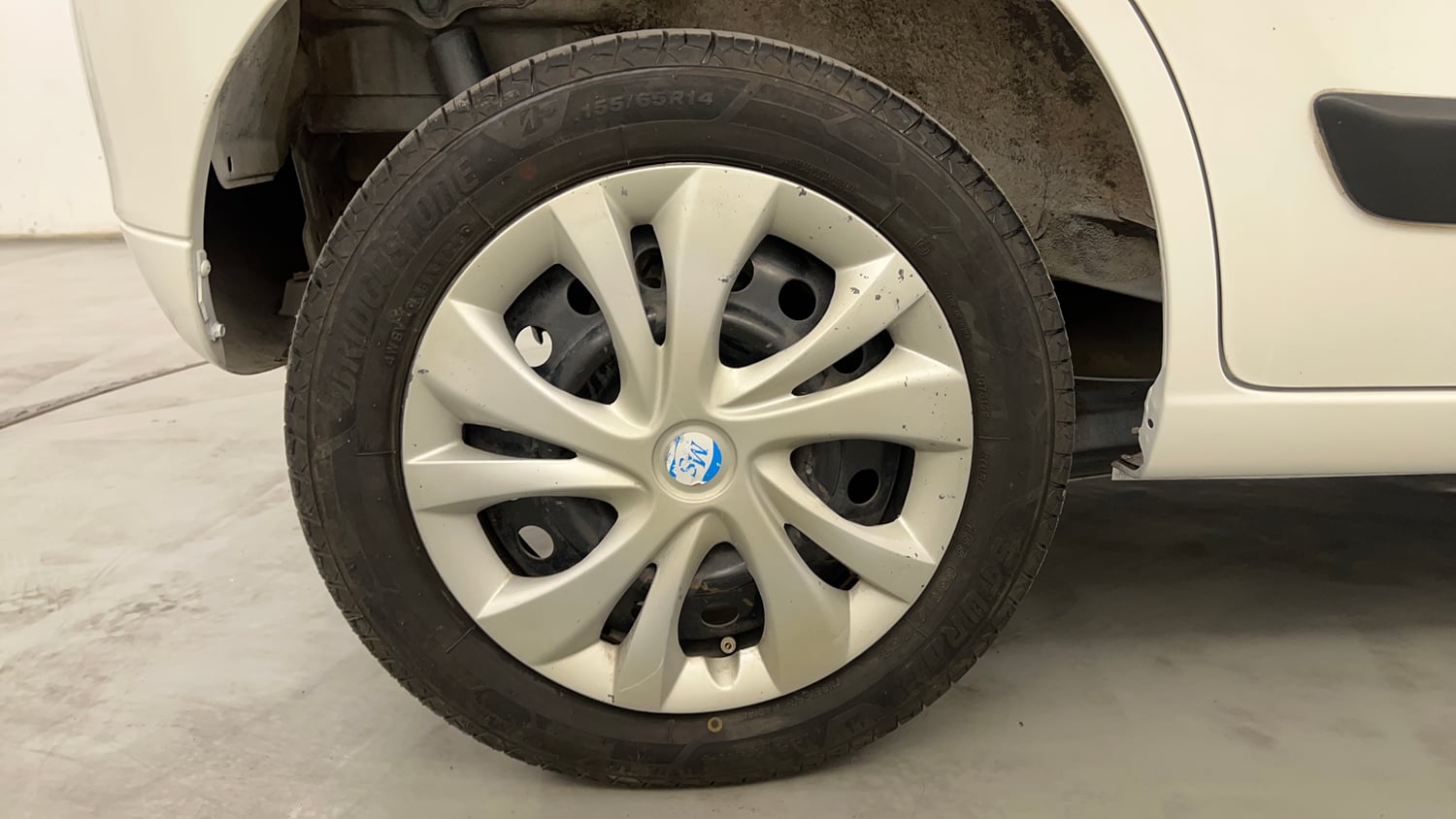 Used 2016 Maruti Suzuki Wagon R 1.0 VXI AMT Petrol Automatic tyres RIGHT REAR TYRE RIM VIEW