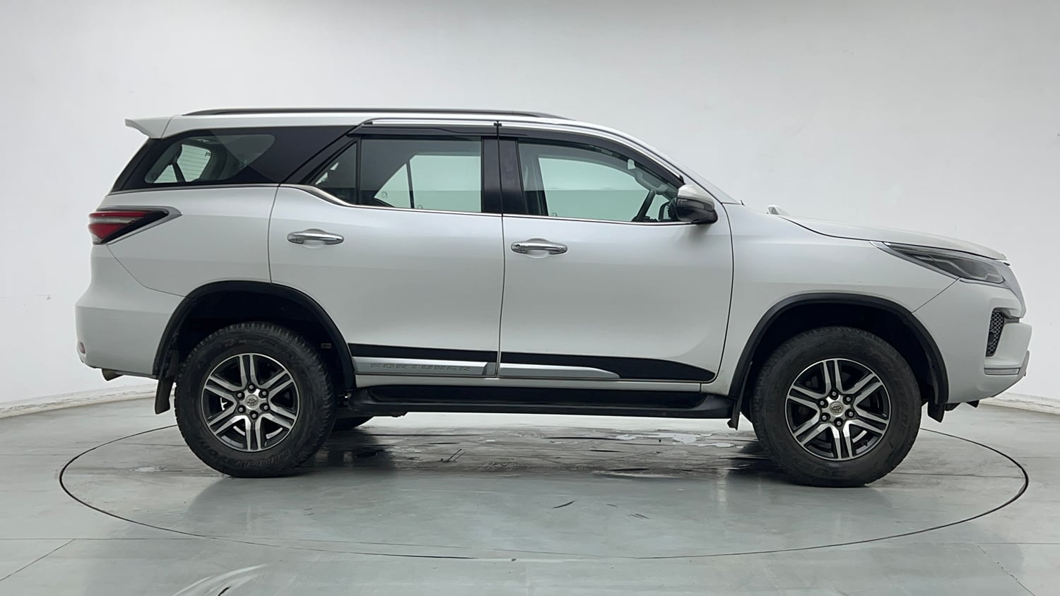 Used 2024 Toyota Fortuner 4X2 AT 2.7 Petrol Petrol Automatic exterior RIGHT SIDE VIEW