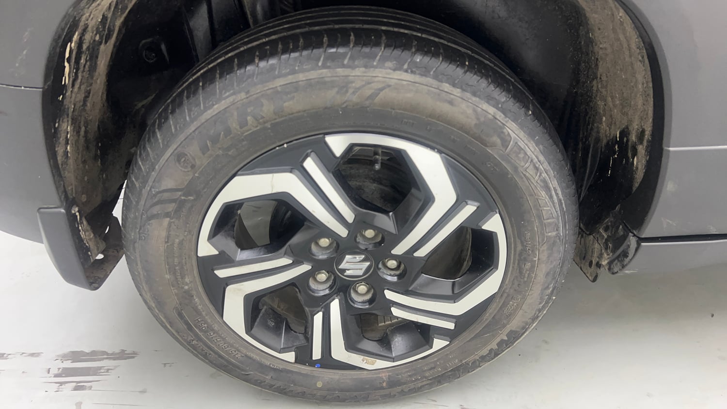 Used 2023 Maruti Suzuki Brezza ZXi Plus AT Petrol Automatic tyres RIGHT REAR TYRE RIM VIEW