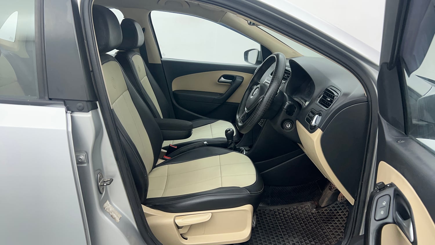 Used 2016 Volkswagen Ameo Highline1.2L (P) Petrol Manual interior RIGHT SIDE FRONT DOOR CABIN VIEW