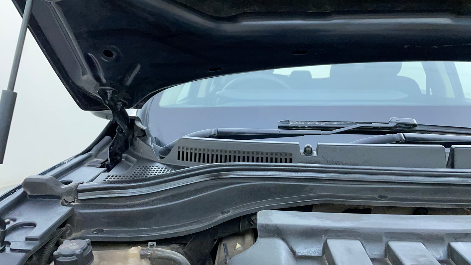 Used 2022 Mahindra XUV700 AX 3 Petrol MT 5 STR Petrol Manual engine ENGINE RIGHT SIDE HINGE & APRON VIEW
