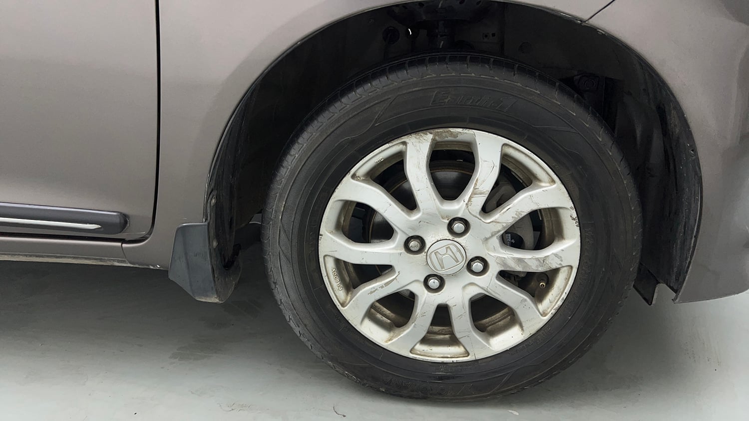 Used 2014 Honda Amaze 1.2 VX AT i-VTEC Petrol Automatic tyres RIGHT FRONT TYRE RIM VIEW