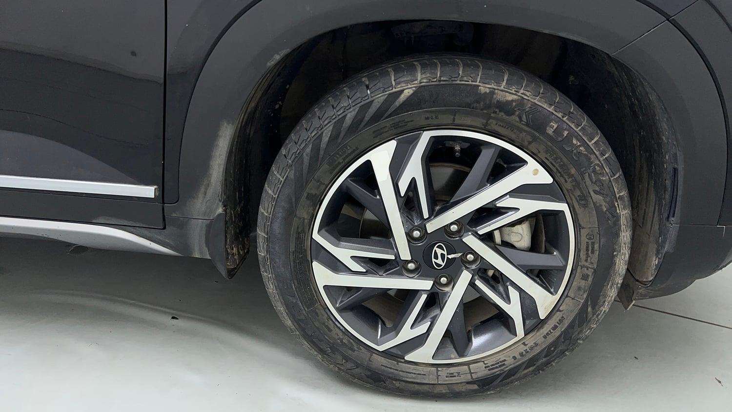 Used 2024 Hyundai Creta 1.5 MPi Petrol MT SX Petrol Manual tyres RIGHT FRONT TYRE RIM VIEW