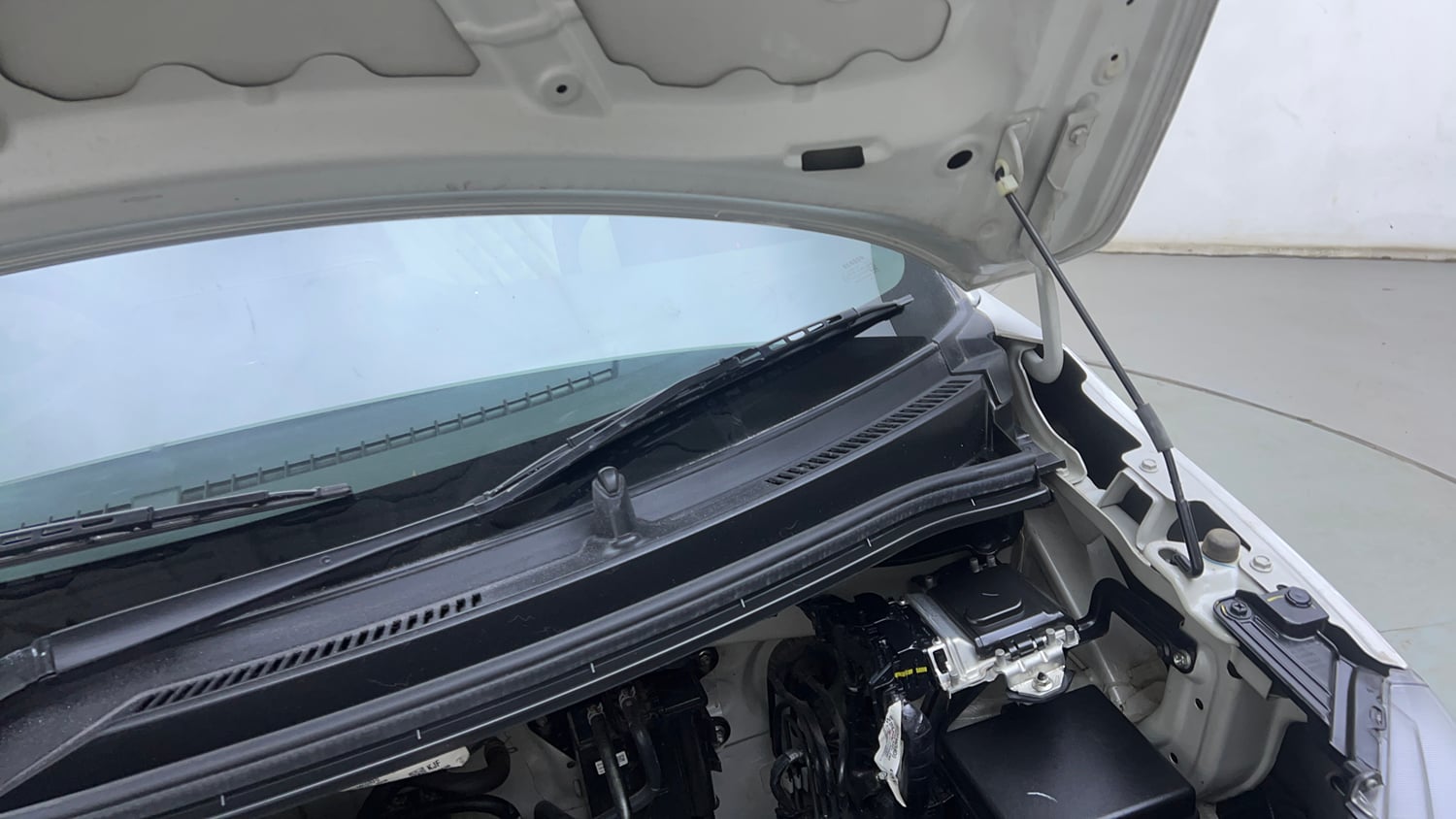Used 2024 Maruti Suzuki Wagon R ZXI 1.2 Petrol Manual engine ENGINE LEFT SIDE HINGE & APRON VIEW