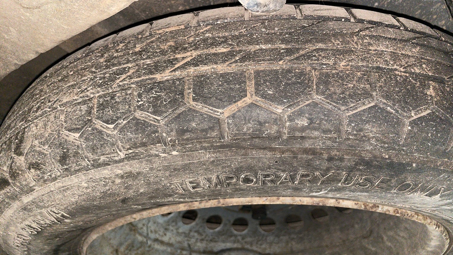Used 2022 Mahindra XUV700 AX 3 Petrol MT 5 STR Petrol Manual tyres SPARE TYRE VIEW