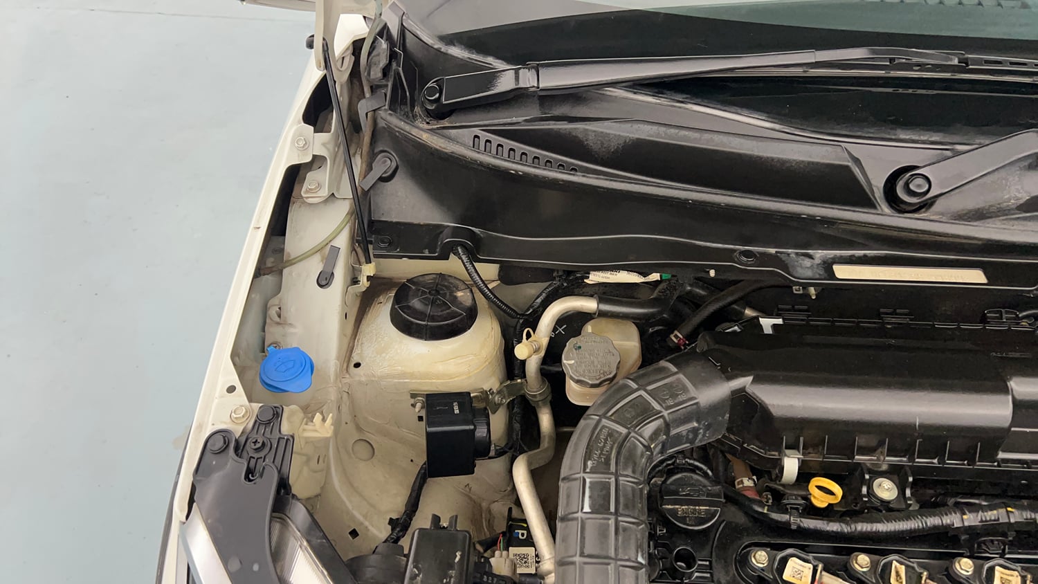 Used 2023 Maruti Suzuki Ignis Zeta 1.2 MT Petrol Manual engine ENGINE RIGHT SIDE HINGE & APRON VIEW