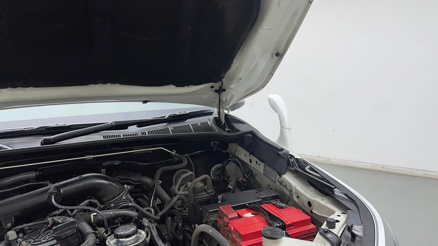 Used 2024 Toyota Fortuner 4X2 AT 2.7 Petrol Petrol Automatic engine ENGINE LEFT SIDE HINGE & APRON VIEW