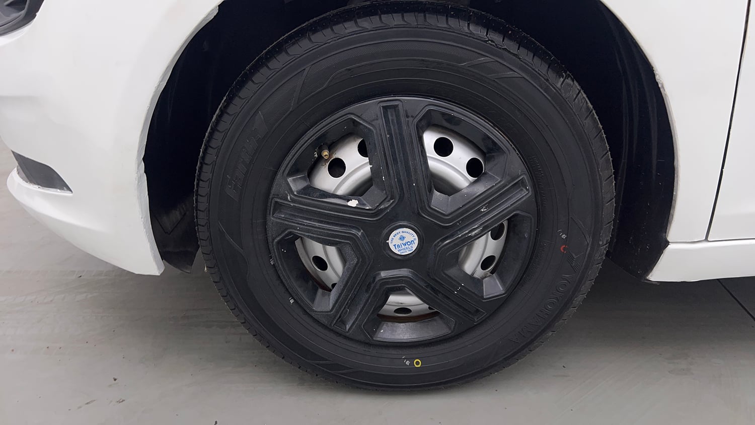 Used 2021 Tata Altroz XE Petrol Petrol Manual tyres LEFT FRONT TYRE RIM VIEW
