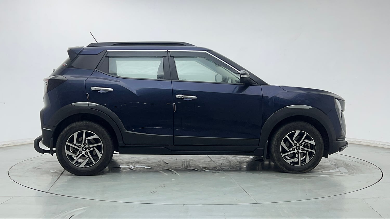Used 2025 Mahindra XUV 3XO AX5 1.2 Petrol Petrol Manual exterior RIGHT SIDE VIEW