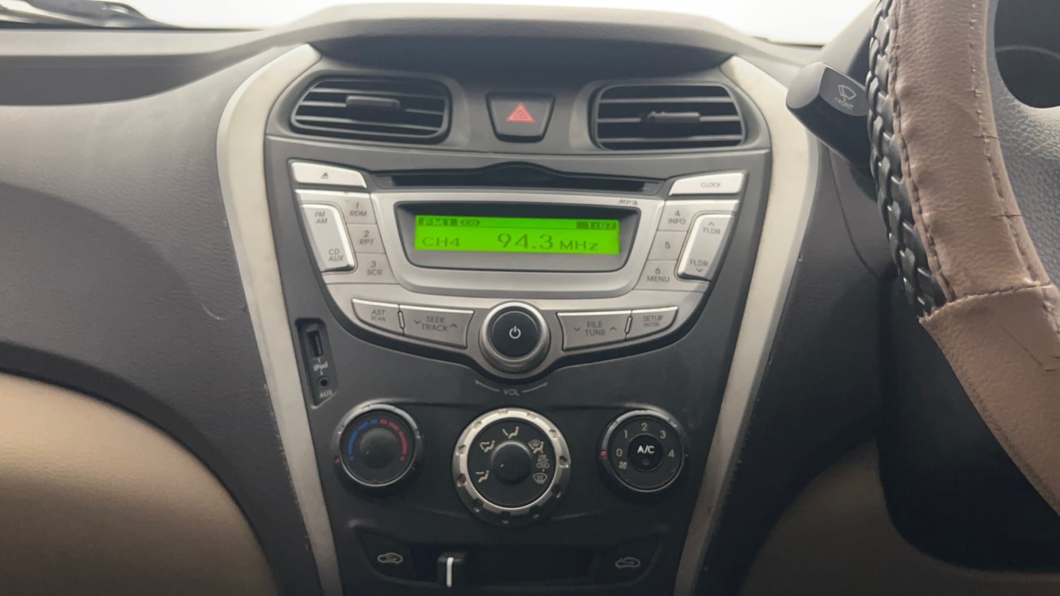 Used 2015 Hyundai Eon Magna O Petrol Manual interior MUSIC SYSTEM & AC CONTROL VIEW